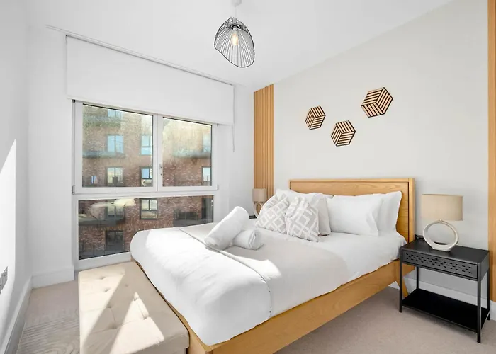 Luxury 2 Bedroom Apartment - 2 Bathrooms - Balcony - Fast Wifi 323Sw