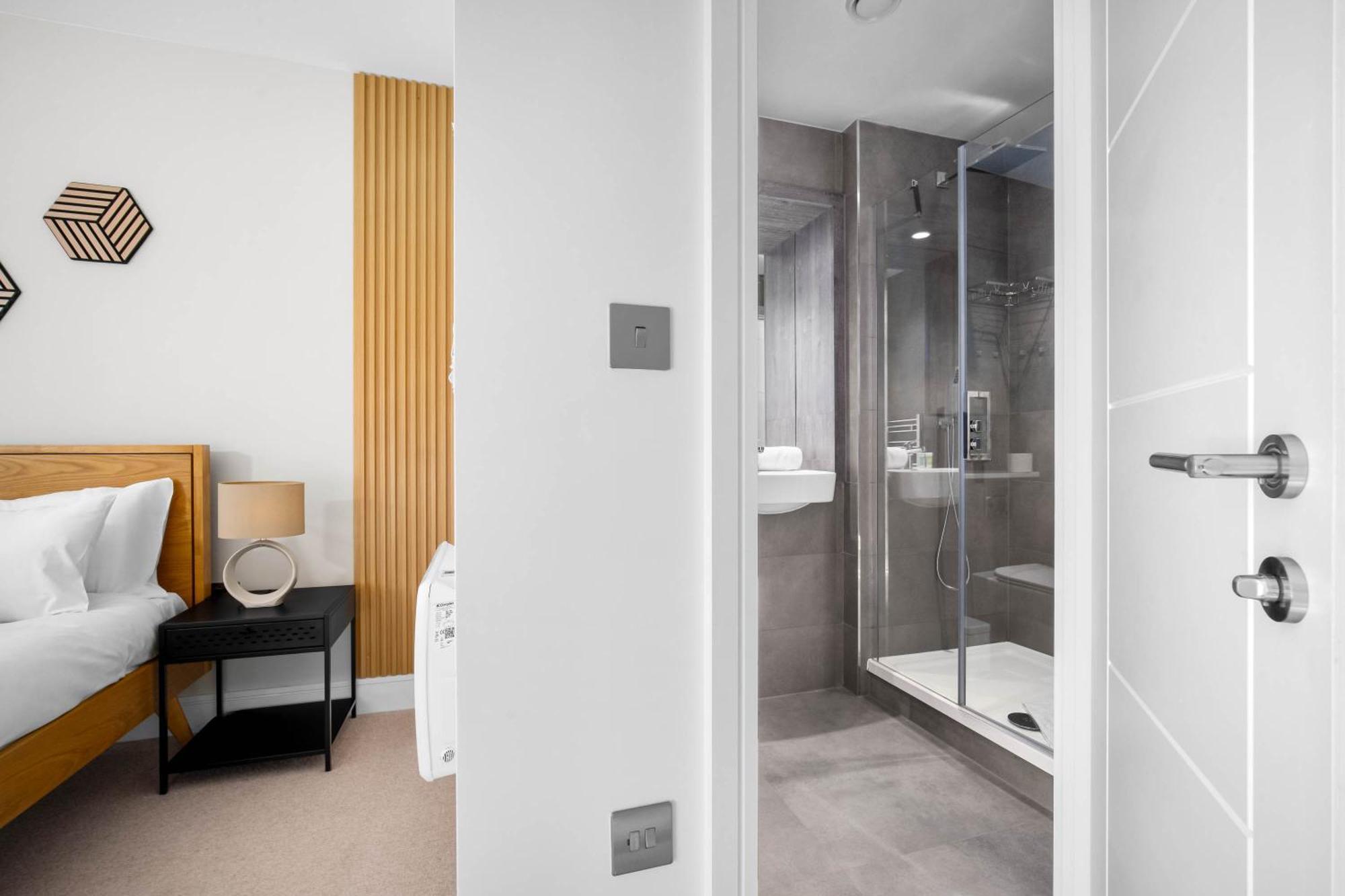 Luxury 2 Bedroom - 2 Bathrooms - Balcony - Fast Wifi 323sw Apartment *